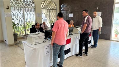 توافد المصريين على مقر السفارة المصرية بسلطنة عُمان للمشاركة في انتخابات مجلس النواب 2025