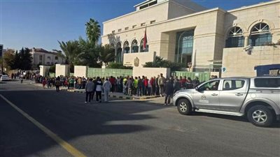 طوابير الناخبين تزين لمقر السفارة المصرية بـ