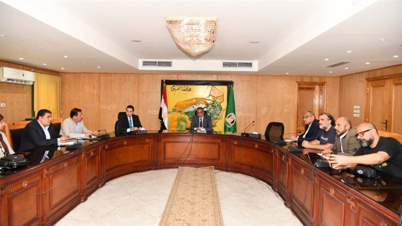 محافظ الفيوم يضع