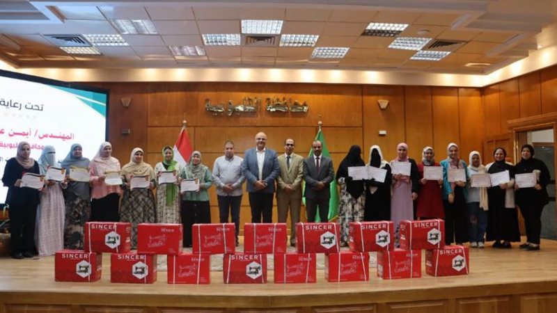 محافظ القليوبية يهدى