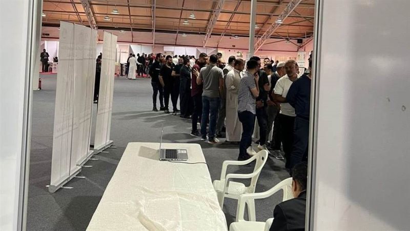 مصريون يدلون بأصواتهم