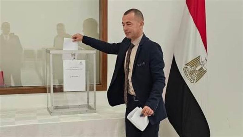 مصري يدلي بصوته