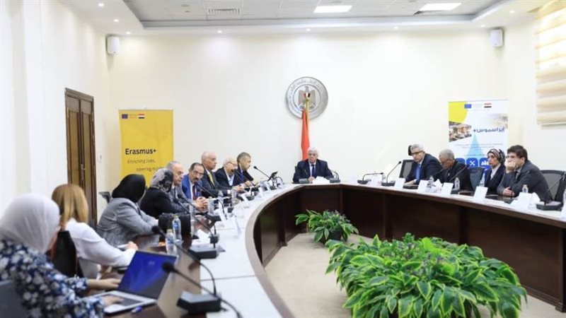 أيمن عاشور يعقد اجتماعا