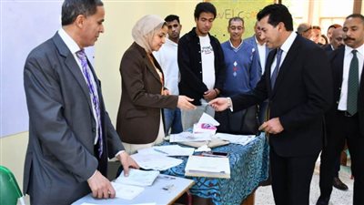 وزير الشباب والرياضة يدلي بصوته في انتخابات مجلس النواب 