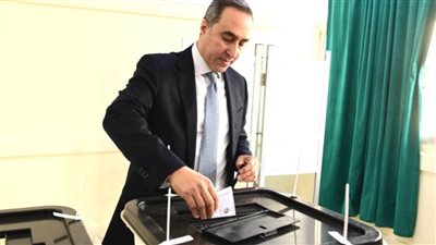 الأمين العام لمجلس النواب يدلي بصوته في انتخابات مجلس النواب