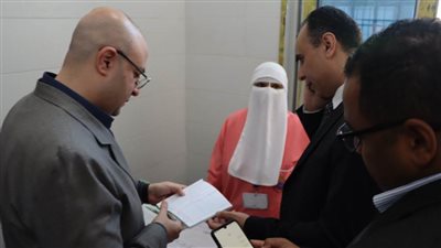 محافظ بني سويف يطمئن على رضيعة مصابة بالغدة الدرقية أثناء تفقده لوحدة طب الأسرة
