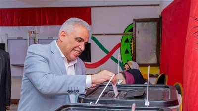 بالصور.. رئيس جامعة طنطا يدلي بصوته فى انتخابات النواب