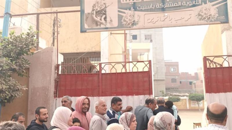 انتظار الناخبين أمام