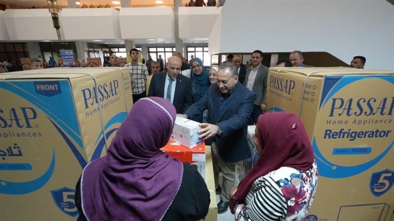 جانب من توزيع الأجهزة