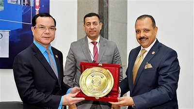 رئيس نقابة المرافق العامة يرافقه وفد إتحاد عمال فيتنام في زيارة لـ