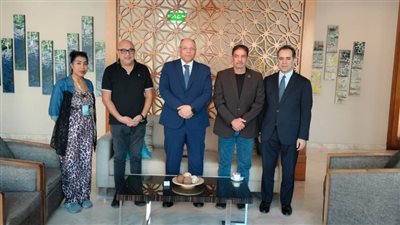 السفير المصري في الكويت يطمئن على بعثة فراعنة الشطرنج في البطولة العربية