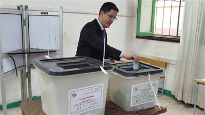 رئيس جامعة بنها يدلي بصوته في انتخابات مجلس النواب