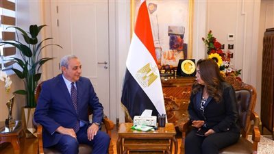 وزيرة التنمية المحلية ومحافظ الغربية يشهدان توقيع عقد إدارة وتشغيل مرافق النقل الداخلي