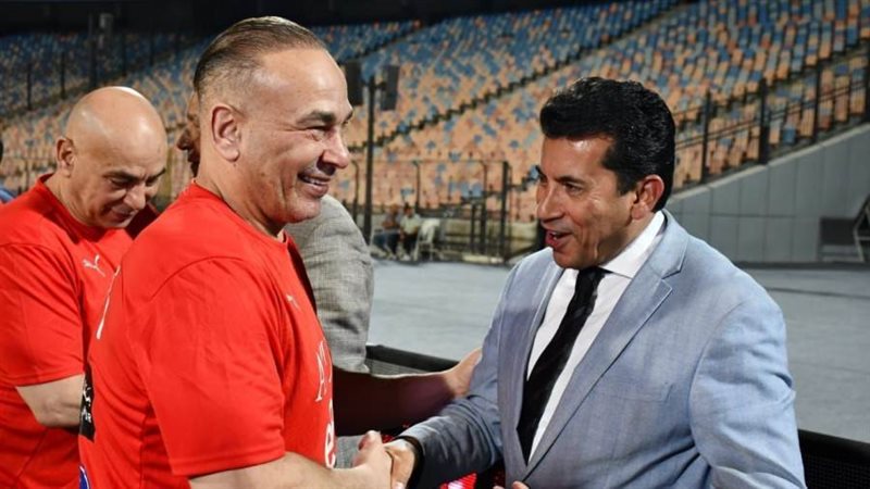 وزير الرياضة مع أبو