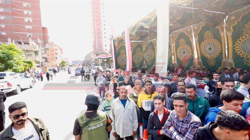 الشباب يتوافدون على