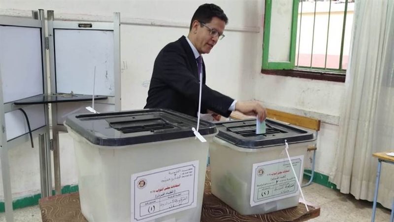 رئيس جامعة بنها يدلى