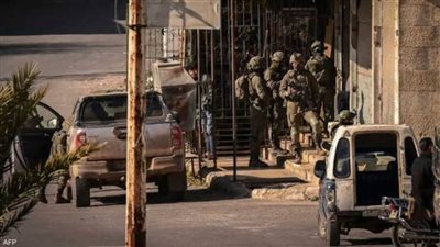 إعلام سوري: 10 شهداء في قصف إسرائيلي واشتباكات ببلدة 