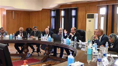 مستشفيات قصر العيني يقرر استحداث عيادات لأسر العاملين ويستعرض خطة إدارة الإشغال 