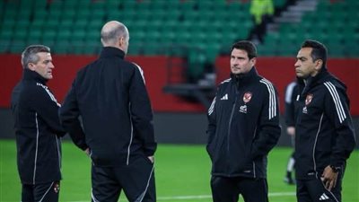 محاضرة فنية للاعبي الأهلي قبل التحرك إلى ملعب مولاي الحسن