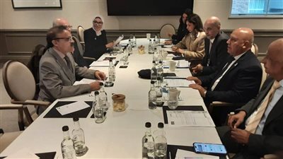 كامل الوزير يبحث مع شركات بريطانية ووكلاء السفن