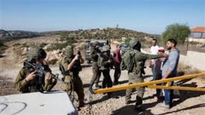 قوات الاحتلال الإسرائيلي تغلق طريق واد أم سلمونة جنوب لحم