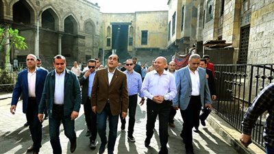 رئيس الوزراء يتفقد أعمال إعادة إحياء منطقة حارة الروم وباب زويلة