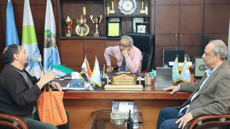 لسماع شكاوى العاملين