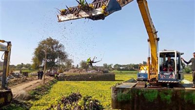 إزالة طريق مخالف بطول 500 متر بالمجرى المائي لفرع رشيد بالمنوفية