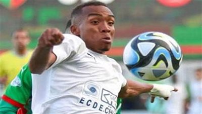 الأهلي يقترب من تعزيز خط دفاعه بالجزائري أشرف عبادة 