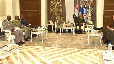 وزير الدفاع ورئيس الأركان يلتقيان عددًا من قادة الوفود العسكرية 