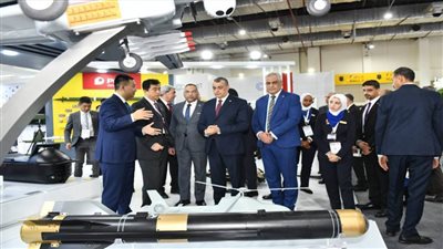 وزير الإنتاج الحربي يتفقد أجنحة الشركات العالمية المشاركة بمعرض 
