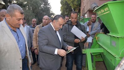 محافظ أسيوط يشهد تسليم 36 فراطة ذرة شامية للمزارعين 
