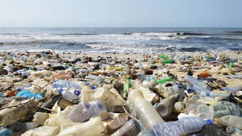 البلاستيك يسد المحيطات