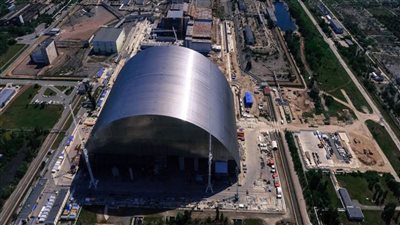 الطاقة الذرية: هيكل الاحتواء الجديد المشيد فوق تشيرنوبل فقد وظائفه الأساسية بعد استهدافه بطائرات مسيّرة روسية