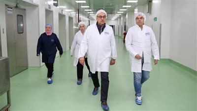  وزير قطاع الأعمال يتفقد شركة ممفيس للأدوية لمتابعة سير العمل والإنتاج