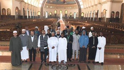 وفد من المشاركين في المسابقة العالمية للقرآن الكريم يزور كاتدرائية ميلاد المسيح 