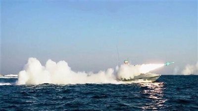 إيران تطلق صواريخ بعيدة المدى خلال مناورات بحرية قرب مضيق هرمز