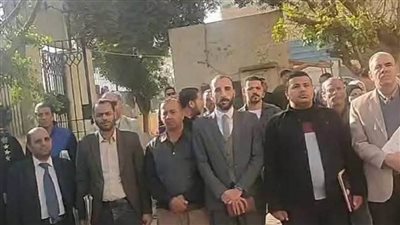 لفتة إنسانية.. رئيس محكمة ديروط ونقابة المحامين يقفون دقيقة حدادًا على وفاة 4 مستشارين.. صور