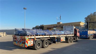 قافلة «زاد العزة» الـ89 تدخل إلى الفلسطينيين بقطاع غزة