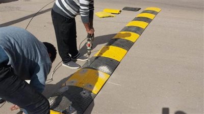 استجابة لشكاوى الأهالي.. محافظ الغربية يتابع تركيب مطبات بمدينة كفر الزيات