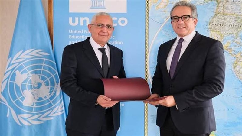 سفير مصر بباريس يقدم