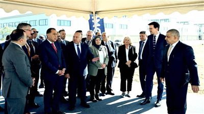 رئيس الوزراء يتفقد عددًا من أقسام مصنع 