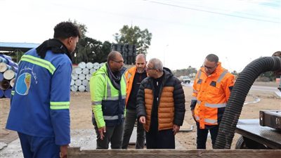 لمتابعة التعامل مع النوة.. جولة ميدانية لرئيس شركة الصرف الصحي بالإسكندرية 