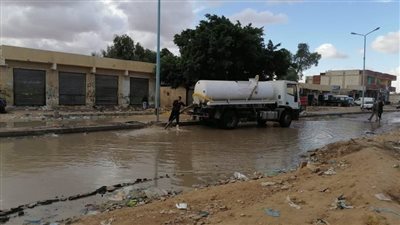 محافظ مطروح يتابع جهود إزالة تجمعات مياه الأمطار بعد موجة الطقس غير المستقر وتعطيل الدراسة