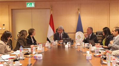 وزير السياحة يبحث مع وفد  من 