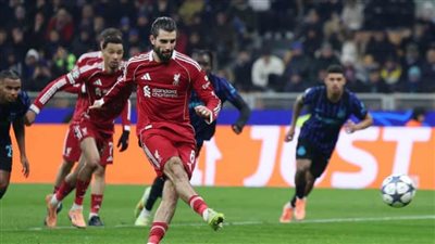 ركلة جزاء متأخرة تُنقذ ليفربول من التعثر الأوروبي