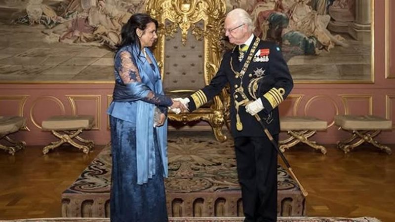 سفيرة مصر تقدم أوراق