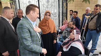 محافظ المنوفية يسلم 45 كرسيًا متحركًا ومساعدات لذوي الهمم بنصف مليون جنيه