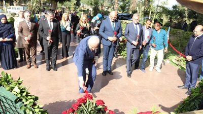 محافظ القليوبية وسفير أذربيجان يضعان إكليلًا من الزهور على تمثال الزعيم حيدر بالقناطر الخيرية 