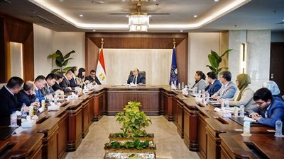 رئيس هيئة الدواء يبحث مع وفد شركات صينية لتعزيز الابتكار في المستلزمات الطبية